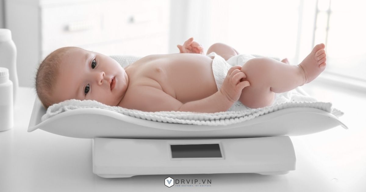 Đo chiều cao cân nặng trẻ sơ sinh