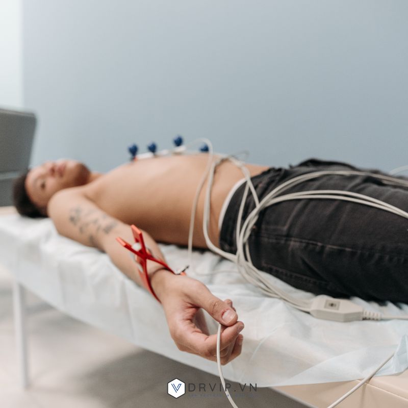 Bệnh nhân run rấy khi đo ECG